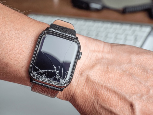 wrist-watch-smartwatch-broken-glass-600nw-1487310857.jpg